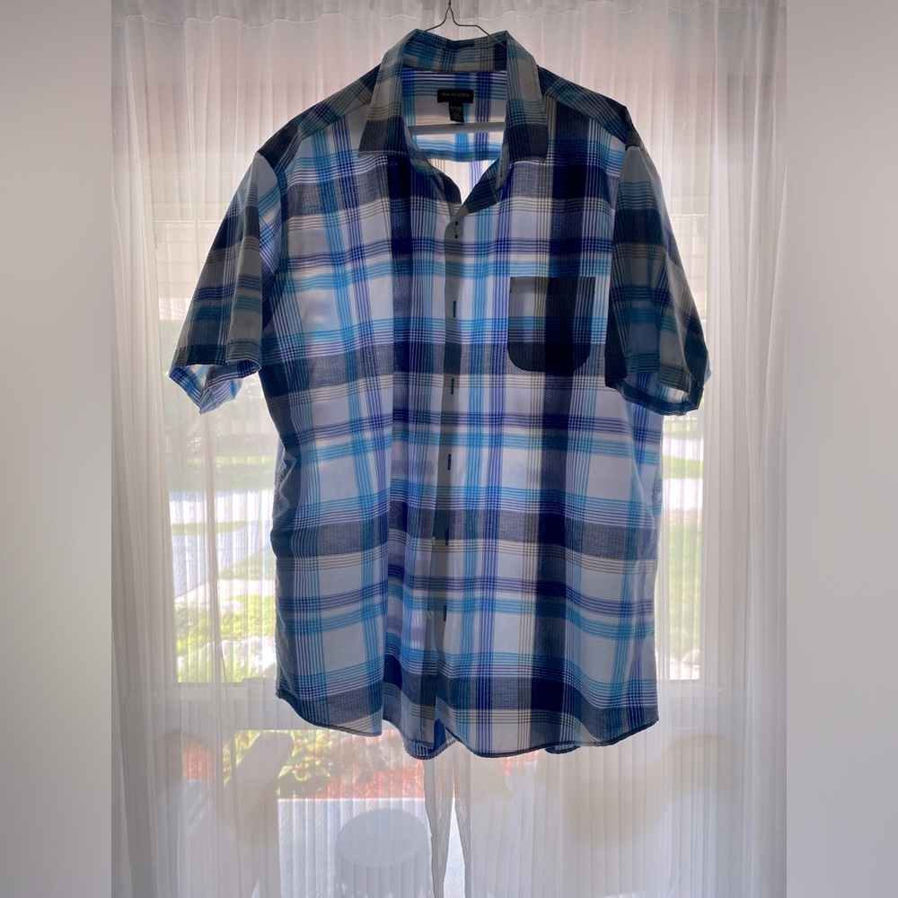 Men’s XL VanHeusen short sleeve button down shirt with pocket. Blue plaid.
